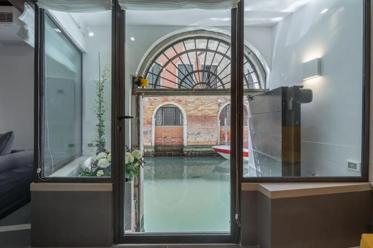 Venetian Canal View Apartmán