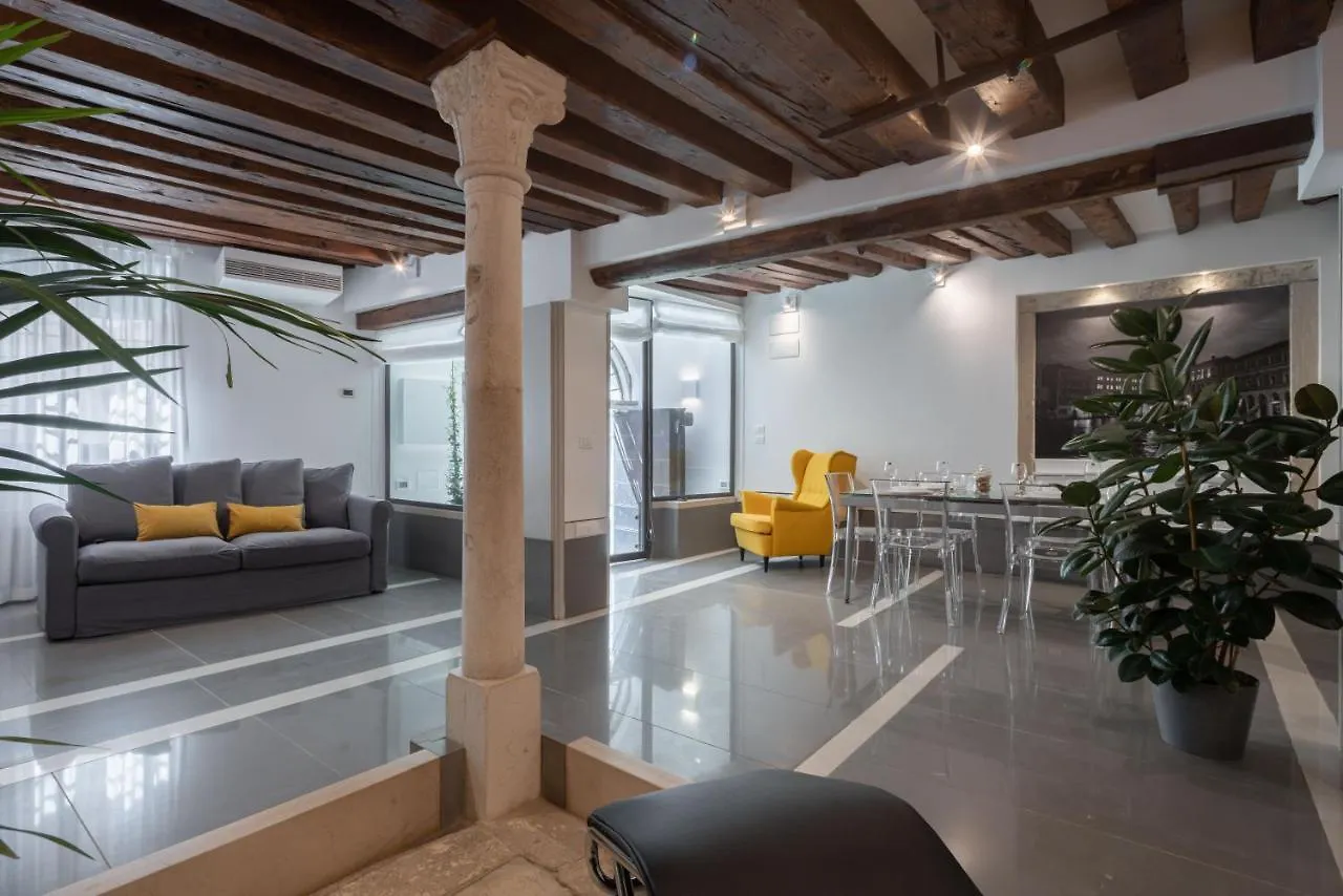 Venetian Canal View Apartment Venice